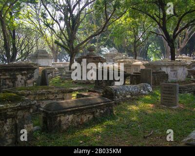 Der Alte Pretestant-Friedhof (auch bekannt als Northam Road Cemetery) wurde im Jahr 1786 eingerichtet und ist ein stillgelegter christlicher Friedhof in George Town, Penang, Malaysia. Der Friedhof ist von erheblichem historischen Interesse: Er ist älter als viele bekanntere Grabanlagen wie Père Lachaise in Paris, Powązki in Warschau, der Zentralfriedhof in Wien und der Highgate-Friedhof in London. Außerdem ist er 35 Jahre älter als der Alte Protestantische Friedhof in Macau. Im Jahr 2012 wurden Konservierungsarbeiten zum Schutz und Erhalt des Geländes unternommen, obwohl es gewisse Bedenken gab, wie die Wiederherstellung durchgeführt wurde. Stockfoto