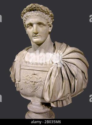 Der dritte und letzte Kaiser des flavischen Dyansty Domitian (51-96 CE) war der jüngste Sohn Vespasians und der Großteil seiner Jugend wurde im Schatten seines vollendeten Bruders Titus verbracht, der sich während des Ersten Jüdisch-Römischen Krieges seinen Ruf erwarb. Als sein Vater Ende des Jahres der Vier Kaiser 69 CE zum Kaiser wurde, erhielt Titus viele Ämter, während Domitian Ehrungen, aber keine Pflichten bekleidete. Dies würde noch viele Jahre dauern, bis sein Bruder als Nachfolger seines Vaters 79 v. Chr. überraschend 81 v. Chr. an einer Krankheit starb. Domitian wurde plötzlich von der Pr zum Kaiser ausgerufen Stockfoto