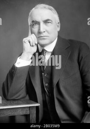 Warren Gamaliel Harding (2. November 1865 - 2. August 1923) war der 29. Präsident der Vereinigten Staaten und war vom 4. März 1921 bis zu seinem Tod 1923 tätig. Zum Zeitpunkt seines Todes war er einer der beliebtesten Präsidenten, aber die anschließende Aufarbeitung von Skandalen, die unter seiner Regierung stattfanden, untergruben seine Volkseinnahme. Harding starb an einer Gehirnblutung, die durch Herzerkrankungen in San Francisco verursacht wurde, während er auf einer westlichen Rundreise war; ihm folgte sein Vizepräsident Calvin Coolidge. Stockfoto