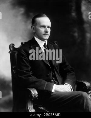 John Calvin Coolidge Jr. (4. Juli 1872 - 5. Januar 1933) war der 30. Präsident der Vereinigten Staaten (1923-29.). Coolidge, ein republikanischer Anwalt aus Vermont, arbeitete sich auf der Leiter der Politik des Staates Massachusetts nach oben und wurde schließlich Gouverneur dieses Staates. 1920 wurde er zum 29. Vizepräsidenten gewählt und trat nach dem plötzlichen Tod von Warren G. Harding im Jahr 1923 die Präsidentschaft an. Er wurde im Jahr 1924 in eigener Wahl gewählt und erwarb sich einen Ruf als Konservativer der kleinen Regierung. Coolidges Ruhestand war relativ kurz, da er im Alter von 60 Jahren im Januar 1933, weniger als zwei Monate, starb Stockfoto