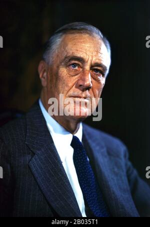 Franklin Delano Roosevelt war von 1933 bis 1945 der 32. Präsident der Vereinigten Staaten. Als Demokrat gewann er vier Präsidentschaftswahlen und dominierte seine Partei nach 1932 als zentrale Persönlichkeit im Weltgeschehen Mitte des 20. Jahrhunderts und führte die Vereinigten Staaten während einer Zeit der weltweiten wirtschaftlichen Depression und des totalen Krieges an. Sein als "New Deal" bekanntes Programm für Erleichterung, Erholung und Reform brachte eine große Ausweitung der Rolle des Bundes in der Wirtschaft mit sich. Als dominierender Führer der Demokratischen Partei baute er die New Deal Coalition auf, die sich zusammenschloss und vereinte Stockfoto