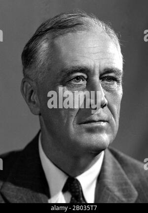 Franklin Delano Roosevelt war von 1933 bis 1945 der 32. Präsident der Vereinigten Staaten. Als Demokrat gewann er vier Präsidentschaftswahlen und dominierte seine Partei nach 1932 als zentrale Persönlichkeit im Weltgeschehen Mitte des 20. Jahrhunderts und führte die Vereinigten Staaten während einer Zeit der weltweiten wirtschaftlichen Depression und des totalen Krieges an. Sein als "New Deal" bekanntes Programm für Erleichterung, Erholung und Reform brachte eine große Ausweitung der Rolle des Bundes in der Wirtschaft mit sich. Als dominierender Führer der Demokratischen Partei baute er die New Deal Coalition auf, die sich zusammenschloss und vereinte Stockfoto