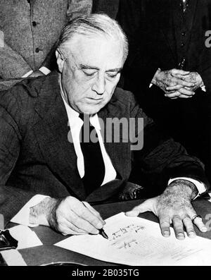 Franklin Delano Roosevelt war von 1933 bis 1945 der 32. Präsident der Vereinigten Staaten. Als Demokrat gewann er vier Präsidentschaftswahlen und dominierte seine Partei nach 1932 als zentrale Persönlichkeit im Weltgeschehen Mitte des 20. Jahrhunderts und führte die Vereinigten Staaten während einer Zeit der weltweiten wirtschaftlichen Depression und des totalen Krieges an. Sein als "New Deal" bekanntes Programm für Erleichterung, Erholung und Reform brachte eine große Ausweitung der Rolle des Bundes in der Wirtschaft mit sich. Als dominierender Führer der Demokratischen Partei baute er die New Deal Coalition auf, die sich zusammenschloss und vereinte Stockfoto