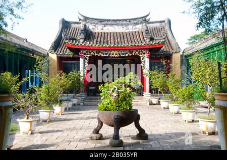 Hoa Van Le Nghia (Chua Ba) oder die All-Community Assembly Hall wurde 1740 erbaut und für alle ethnischen chinesischen Gemeinschaften von Hoi an konzipiert. Thien Hau, die Göttin der Seeleute, ziert den Hauptaltar. Die kleine, aber historische Stadt Hoi an liegt am Thu Bon River 30 km südlich von Danang. Während der Zeit der Nguyen-Lords (1558–1777) und sogar unter den ersten Nguyen-Kaisern war Hoi an – damals bekannt als Faifo – ein wichtiger Hafen, der regelmäßig von Schiffen aus Europa und dem ganzen Osten besucht wurde. Stockfoto