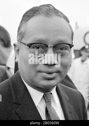 U Thant (* 22. Januar 1909 in Burma; † 25. November 1974) war ein birmanischer Diplomat und von 1961 bis 1971 der dritte Generalsekretär der Vereinten Nationen. Thant, gebürtig aus Pantanaw, wurde an der National High School und an der Rangun University ausgebildet. In den Zeiten des angespannten politischen Klimas in Birma hielt er gemäßigte Ansichten, die sich zwischen glühenden Nationalisten und britischen Loyalisten positionieren. Er war ein enger Freund von Burmas erstem Premierminister U Nu und bekleidete von 1948 bis 1961 verschiedene Ämter im Kabinett Nu. Er wurde 1961 zum Generalsekretär ernannt, als sein Vorgänger Dag Hammarskjöld starb Stockfoto