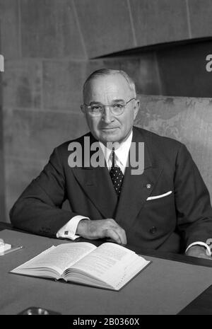 Harry S. Truman (* 8. Mai 1884; † 26. Dezember 1972) war der 33. Präsident der Vereinigten Staaten (1945-53), ein US-amerikanischer Politiker der Demokratischen Partei. Er war Senator der Vereinigten Staaten aus Missouri (1935-45) und kurzzeitig Vizepräsident (1945), bevor er am 12. April 1945 nach dem Tod von Franklin D. Roosevelt die Präsidentschaft übernahm. Er war präsident in den letzten Monaten des zweiten Weltkriegs und traf die Entscheidung, die Atombombe auf Hiroshima und Nagasaki fallen zu lassen. Truman wurde 1948 in Eigenregie gewählt. Er präsidierte eine unsichere häusliche Szene, als Amerika seinen Weg nach afte suchte Stockfoto