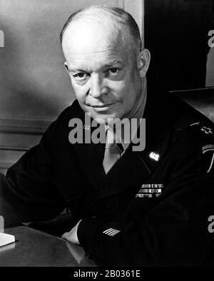 Dwight David 'Ike' Eisenhower (14. Oktober 1890 - 28. März 1969) war ein US-amerikanischer Politiker und General, der von 1953 bis 1961 als 34. Präsident der Vereinigten Staaten tätig war. Er war während des zweiten Weltkriegs Fünf-Sterne-General in der United States Army und diente als Oberster Befehlshaber der alliierten Streitkräfte in Europa. Eisenhower war für die Planung und Überwachung der Invasion Nordafrikas in Der Operation Torch in den Jahren 1942-43 und der erfolgreichen Invasion Frankreichs und Deutschlands in den Jahren 1944-45 von der Westfront verantwortlich. 1951 wurde er der erste Oberste Befehlshaber der NATO. Stockfoto