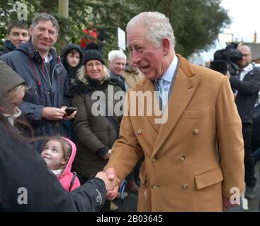 Der Prince of Wales trifft sich mit Mitgliedern der Öffentlichkeit, als er den RSC in Stratford-upon-Avon während einer Tour durch Warwickshire und die West Midlands verlässt. Stockfoto