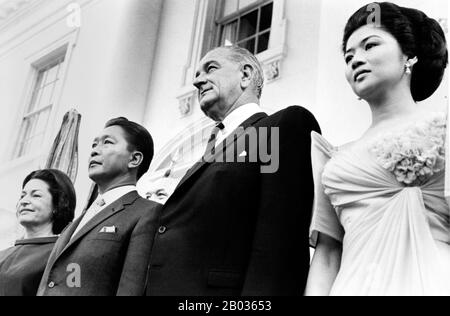 Lyndon Baines Johnson (27. August 1908 - 22. Januar 1973), oft als LBJ bezeichnet, war 36. Präsident der Vereinigten Staaten (1963-1969) nach seinem Dienst als 37. Vizepräsident der Vereinigten Staaten (1961-1963). Claudia Alta 'Lady Bird' Johnson (geborene Taylor, 22. Dezember 1912 - 11. Juli 2007) war First Lady der Vereinigten Staaten (1963-69), als Ehefrau des 36. Präsidenten der Vereinigten Staaten, Lyndon B. Johnson. Ferdinand Emmanuel Edralin Marcos (11. September 1917 - 28. September 1989) war von 1965 bis 1986 der 10. Präsident der Philippinen. Imelda R. Marcos (geborene Imelda Reme Stockfoto
