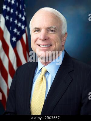 John Sidney McCain III (* 29. August 1936) ist der führende US-Senator aus Arizona und war der republikanische Präsidentschaftskandidat für die Präsidentschaftswahl der Vereinigten Staaten 2008. McCain folgte seinem Vater und seinem Großvater, beide Viersternebewunderer, in die United States Navy und machte 1958 seinen Abschluss an der U.S. Naval Academy. Er wurde Marine-Flieger, fliegende Bodenangriffsflugzeuge von Flugzeugträgern. Während des Vietnamkriegs wurde er beim Feuer der "USS Forrestal" 1967 fast getötet. Im Oktober 1967 wurde er bei einer Bombenmission über Hanoi abgeschossen, schwer verletzt und gefangen genommen Stockfoto