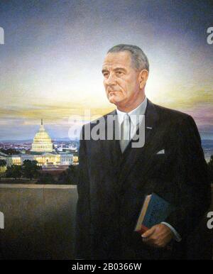 Lyndon Baines Johnson (27. August 1908 - 22. Januar 1973), oft als LBJ bezeichnet, war 36. Präsident der Vereinigten Staaten (1963-1969) nach seinem Dienst als 37. Vizepräsident der Vereinigten Staaten (1961-1963). Er ist einer von nur vier Personen, die in allen vier gewählten Bundesämtern der Vereinigten Staaten tätig waren: Vertreter, Senator, Vizepräsident und Präsident. Johnson, ein Demokrat, war von 1937 bis 1949 als Vertreter der Vereinigten Staaten aus Texas und von 1949 bis 1961 als Senator der Vereinigten Staaten tätig, darunter sechs Jahre als Mehrheitsführer des Senats der Vereinigten Staaten, zwei als Minderheitsführer des Senats Stockfoto