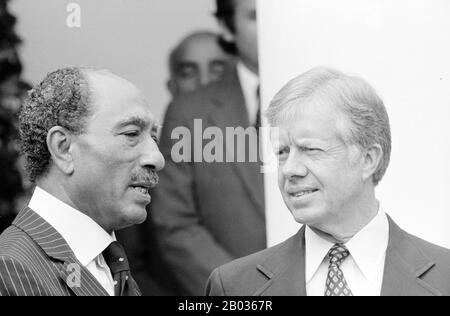 James Earl 'Jimmy' Carter Jr. (* 1. Oktober 1924) ist ein US-amerikanischer Politiker, der von 1977 bis 1981 als 39. Präsident der Vereinigten Staaten tätig war. 2002 wurde er für seine Arbeit mit dem Carter Center mit dem Friedensnobelpreis ausgezeichnet. Muhammad Anwar Al Sadat (25. Dezember 1918 - 6. Oktober 1981) war der dritte Präsident Ägyptens und diente vom 15. Oktober 1970 bis zu seiner Ermordung durch fundamentalistische Armeebeamte am 6. Oktober 1981. Er führte den Krieg von 1973 gegen Israel und machte ihn zum Helden in Ägypten und eine Zeit lang in der gesamten arabischen Welt. Danach nahm er Verhandlungen mit Israel auf, Kulm Stockfoto