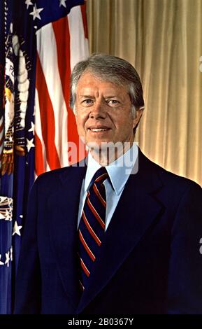 James Earl 'Jimmy' Carter Jr. (* 1. Oktober 1924) ist ein US-amerikanischer Politiker, der von 1977 bis 1981 als 39. Präsident der Vereinigten Staaten tätig war. 2002 wurde er für seine Arbeit mit dem Carter Center mit dem Friedensnobelpreis ausgezeichnet. Carter, ein Demokrat, der im ländlichen Georgia aufgewachsen ist, war ein Erdnussbauer, der von 1963 bis 1967 zwei Amtszeiten als Senator des Staates Georgia und von 1971 bis 1975 eine als Gouverneur von Georgia bekleidete. Er wurde 1976 zum Präsidenten gewählt, wobei er den amtierenden Präsidenten Gerald Ford in einer relativ nahen Wahl besiegte; die Wahlmännergrange von 57 Stimmen war an diesem tim am nächsten Stockfoto