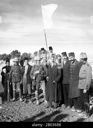 Der osmanische Bürgermeister von Jerusalem, Hussein Effendi el Husseini (al-Husseini), traf um 8 Uhr morgens, 9. Dezember 1917, mit Sergeants Sedgwick und Hurcomb des 2/19. Battalion, London Regiment, unter der weißen Fahne der Kapitulation. Stockfoto