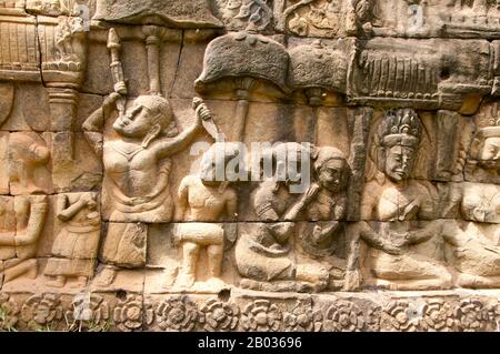 Kambodscha: Basrelief eines Schwertschwalbens auf der nördlichen Außenterrasse, Terrasse des Aussätzigen Königs, Angkor Thom, Angkor. Die Terrasse des Aussätzigen Königs wurde während der Herrschaft von König Jayavarman VII. Erbaut Angkor Thom, was „die große Stadt“ bedeutet, liegt eine Meile nördlich von Angkor Wat. Es wurde im späten 12. Jahrhundert von König Jayavarman VII erbaut und umfasst eine Fläche von 9 km², in der sich mehrere Denkmäler aus früheren Epochen sowie die von Jayavarman und seinen Nachfolgern errichteten befinden. Es wird angenommen, dass es eine Bevölkerung von 80.000 bis 150.000 Menschen erhalten hat. Stockfoto