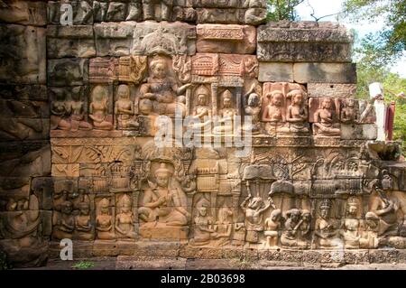 Kambodscha: Basrelief auf der nördlichen Außenterrasse, Terrasse des Leprakkönigs, Angkor Thom, Angkor. Die Terrasse des Aussätzigen Königs wurde während der Herrschaft von König Jayavarman VII. Erbaut Angkor Thom, was „die große Stadt“ bedeutet, liegt eine Meile nördlich von Angkor Wat. Es wurde im späten 12. Jahrhundert von König Jayavarman VII erbaut und umfasst eine Fläche von 9 km², in der sich mehrere Denkmäler aus früheren Epochen sowie die von Jayavarman und seinen Nachfolgern errichteten befinden. Es wird angenommen, dass es eine Bevölkerung von 80.000 bis 150.000 Menschen erhalten hat. Stockfoto