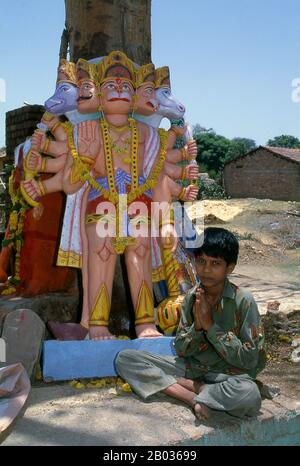 Das Ramayana ist ein altes Sanskrit-Epos. Sie wird dem Hindu-Salbei Valmiki zugeschrieben und bildet einen wichtigen Teil des Hindu-Kanons, der auf historischen Ereignissen beruht. Das Ramayana stellt die Pflichten der Beziehungen dar und porträtiert ideale Charaktere wie den idealen Diener, den idealen Bruder, die ideale Frau und den idealen König. Der Name Ramayana ist eine Täpurushaverbindung von Rāma und ayana (gehen, vorankommen) und übersetzt in "Ramas Reise". Das Ramayana besteht aus 24.000 Versen in sieben Büchern (kāṇḍas) und 500 Kantos (Sargas) und erzählt die Geschichte von Rama (einem Avatar des Hindu-Konservierungsers-Gottes Stockfoto