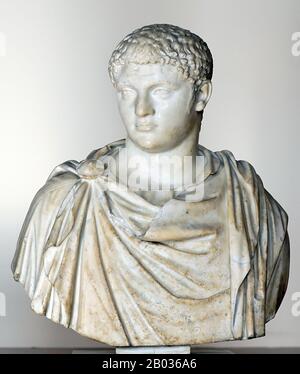 Geta (189-211 CE) war der jüngere Sohn des in Rom während der Regierungszeit des Kaiser Commodus geborenen Kaiser Septimius Severus. Geta kämpfte oft mit seinem älteren Bruder Caracalla und benötigte die Vermittlung ihrer Mutter Julia Domna. Septimius Severus ernannte Geta 209 zum "Augustus", was ihn 198 v. Chr. neben Caracalla, der vor über 10 Jahren zum Mitkaiser ernannt worden war, zum Mitkaiser machte. Septimius Severus starb Anfang 211 CE, da Geta und Caracalla gemeinsame Kaiser ausgerufen und nach Rom zurückbeordert hatten. Doch ihr Hass und ihre Rivalität untereinander haben sich nicht verdabt, und es gab sogar Gespräche über Splitt Stockfoto