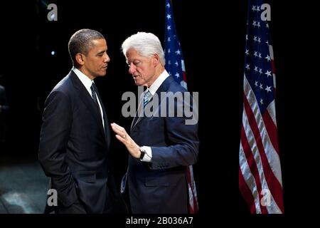 Barack Hussein Obama II (* 4. August 1961) war der 44. Präsident der Vereinigten Staaten (2009 - 2017) sowie der erste afroamerikanische Präsident, der das Amt bekleidete. William Jefferson 'Bill' Clinton (* 19. August 1946) ist ein US-amerikanischer Politiker, der von 1993 bis 2001 als 42. Präsident der Vereinigten Staaten tätig war. Clinton war von 1979 bis 1981 und 1983 bis 1992 Gouverneur von Arkansas und von 1977 bis 1979 Generalstaatsanwalt von Arkansas. Stockfoto