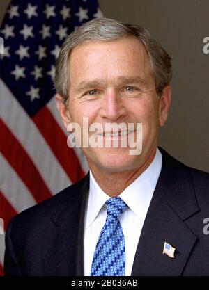 George Walker Bush (* 6. Juli 1946) ist ein US-amerikanischer Politiker, der von 2001 bis 2009 43. Und von 1995 bis 2000 46. Gouverneur von Texas war. Als ältester Sohn von Barbara und George H. W. Bush wurde er in New Haven, Connecticut geboren. Stockfoto