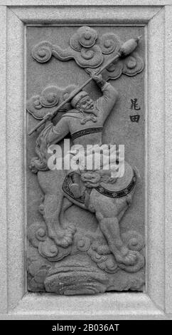 Malaysia/China: Schnitzerei von Chao Tian, in der seine Rolle im Roman Fengshen Yanyi aus der Ming-Dynastie des 16. Jahrhunderts („die GötterInvestitur“) dargestellt wird. Vom Ping Sien Si Tempel, Pasir Panjang Lang. Foto: Anandajoti (CC VON 2,0). Chao Tian, eine Figur aus dem klassischen Roman der Ming-Dynastie „Fengshen Yanyi“, war ein Offizier unter König Zhou von Shang. Als Huang Feihu gegen König Zhou rebellierte und in die Provinz Ji flüchtete, um König Wen von Zhou zu dienen, wurden Chao Tian und sein Bruder Chao Lei geschickt, um sie auszuspionieren; beide wurden als die rechte und linke Hand von König Zhou selbst beschrieben. Stockfoto