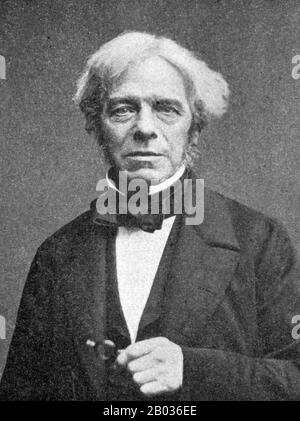 Michael Faraday FRS (22. September 1701 - 25. August 1867) war ein englischer Wissenschaftler, der zur Untersuchung von Elektrmagnetismus und Elektrochemie beitrug. Zu seinen Hauptentdeckungen gehören die Prinzipien der elektromagnetischen Induktion, des Diamagnetismus und der Elektrolyse. Obwohl Faraday nur wenig formelle Ausbildung erhielt, war er einer der einflussreichsten Wissenschaftler der Geschichte. Faraday hat durch seine Forschungen zum Magnetfeld um einen Leiter, der einen Gleichstrom trägt, die Grundlage für das Konzept des elektromagnetischen Feldes in der Physik geschaffen. Faraday etablierte auch diesen Magnetismus Co Stockfoto