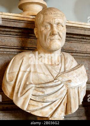 Maximinus Thrax (173-238 CE) war ein Kind von niedriger Geburt und wurde vom Senat als Barbar und kein wahrer Römer angesehen, obwohl Caracallas Antoninische Verfassung allen freigeborenen Bürgern des Kaiserreichs die Staatsbürgerschaft zuerkennen ließ. Als Berufssoldat stieg Maximinus durch die Ränge, bis er selbst eine Legionär befehligte. Er war einer der Soldaten, die von Kaiser Severus Alexanders Zahlungen an die Germanenstämme für den Frieden verärgert wurden, und mit ihnen zur Assasierung des Kaiser im Jahr 235 CE eingesetzt wurden. Die Prätorianergarde erklärte Maximinus nach der Tat zum Kaiser, eine Wahl, die nur gr war Stockfoto