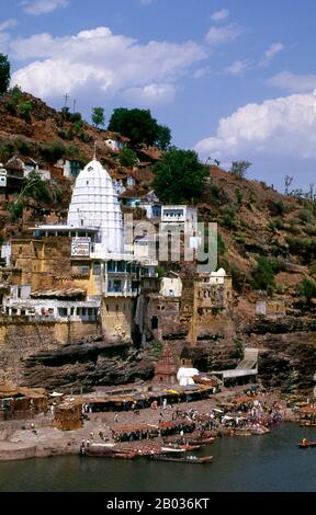 Omkareshwar Mahadev ist ein Hindutempel, der dem Gott Shiva gewidmet ist. Es ist einer der 12 verehrten Jyotirlinga-Schreine von Shiva. Die Jyothringa-Schreine sind Orte, an denen Shiva als feurige Lichtsäule auftrat. Ursprünglich wurden 64 Jyothillingas vermutet, während 12 von ihnen als sehr verheißungsvoll und heilig gelten. Jede der zwölf jyothringa-Stätten trägt den Namen der präsidierenden Gottheit - die jeweils als eine andere Manifestation Shivas angesehen wird. An all diesen Orten ist das primäre Bild das Lingam, das die unendliche Natur Shivas symbolisiert. Stockfoto