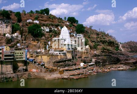 Omkareshwar Mahadev ist ein Hindutempel, der dem Gott Shiva gewidmet ist. Es ist einer der 12 verehrten Jyotirlinga-Schreine von Shiva. Die Jyothringa-Schreine sind Orte, an denen Shiva als feurige Lichtsäule auftrat. Ursprünglich wurden 64 Jyothillingas vermutet, während 12 von ihnen als sehr verheißungsvoll und heilig gelten. Jede der zwölf jyothringa-Stätten trägt den Namen der präsidierenden Gottheit - die jeweils als eine andere Manifestation Shivas angesehen wird. An all diesen Orten ist das primäre Bild das Lingam, das die unendliche Natur Shivas symbolisiert. Stockfoto