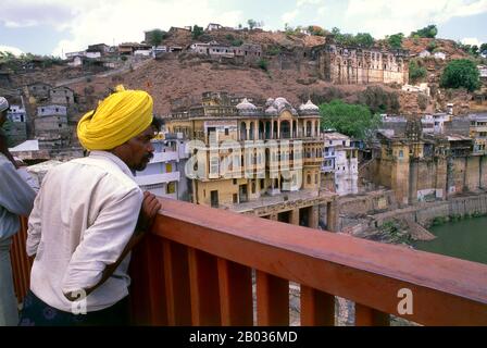 Omkareshwar Mahadev ist ein Hindutempel, der dem Gott Shiva gewidmet ist. Es ist einer der 12 verehrten Jyotirlinga-Schreine von Shiva. Die Jyothringa-Schreine sind Orte, an denen Shiva als feurige Lichtsäule auftrat. Ursprünglich wurden 64 Jyothillingas vermutet, während 12 von ihnen als sehr verheißungsvoll und heilig gelten. Jede der zwölf jyothringa-Stätten trägt den Namen der präsidierenden Gottheit - die jeweils als eine andere Manifestation Shivas angesehen wird. An all diesen Orten ist das primäre Bild das Lingam, das die unendliche Natur Shivas symbolisiert. Stockfoto