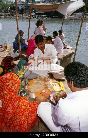 Omkareshwar Mahadev ist ein Hindutempel, der dem Gott Shiva gewidmet ist. Es ist einer der 12 verehrten Jyotirlinga-Schreine von Shiva. Die Jyothringa-Schreine sind Orte, an denen Shiva als feurige Lichtsäule auftrat. Ursprünglich wurden 64 Jyothillingas vermutet, während 12 von ihnen als sehr verheißungsvoll und heilig gelten. Jede der zwölf jyothringa-Stätten trägt den Namen der präsidierenden Gottheit - die jeweils als eine andere Manifestation Shivas angesehen wird. An all diesen Orten ist das primäre Bild das Lingam, das die unendliche Natur Shivas symbolisiert. Stockfoto