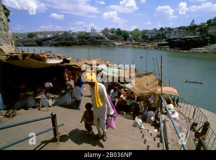 Omkareshwar Mahadev ist ein Hindutempel, der dem Gott Shiva gewidmet ist. Es ist einer der 12 verehrten Jyotirlinga-Schreine von Shiva. Die Jyothringa-Schreine sind Orte, an denen Shiva als feurige Lichtsäule auftrat. Ursprünglich wurden 64 Jyothillingas vermutet, während 12 von ihnen als sehr verheißungsvoll und heilig gelten. Jede der zwölf jyothringa-Stätten trägt den Namen der präsidierenden Gottheit - die jeweils als eine andere Manifestation Shivas angesehen wird. An all diesen Orten ist das primäre Bild das Lingam, das die unendliche Natur Shivas symbolisiert. Stockfoto