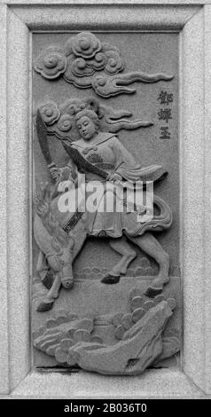 China: Schnitzerei von Deng Chanyu, in der ihre Rolle im Roman Fengshen Yanyi aus der Ming-Dynastie des 16. Jahrhunderts dargestellt wird („Investitur der Götter“). Vom Ping Sien Si Tempel, Pasir Panjang Lang. Foto von Anandajoti (CC VON 2,0)Deng Chanyu war eine Figur im klassischen Roman der Ming-Dynastie „Fengshen Yanyi“. Die Tochter von General Deng Jiugong, sie war verheiratet mit dem unsterblichen Erdenreisenden Sun, der ein Zwerg war und König Zhou von Shang half. Trotz der anfänglichen Loyalität ihres Mannes kämpfen sie später für die Zhou-Armee neben Deng Chanyus Vater. Stockfoto