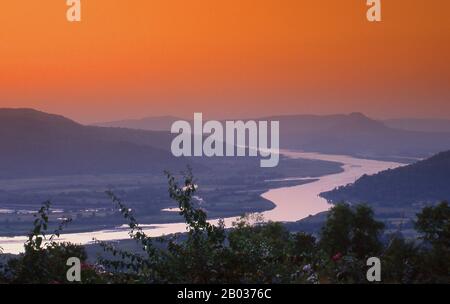 Der Vashishti River ist einer der größeren Flüsse an der Konkan-Küste des Staates Maharashtra. An seinen Ufern liegt die Stadt Chiplun. Der Fluss beginnt in den Westghats und schlangen sich westwärts in Richtung Arabisches Meer. Die Kolkewadi-Staudamm in der Nähe von Alore verfügt über einen riesigen Stausee, der einen Zufluss des Flusses speist. Der Fluss hat viele Flussinseln. Krokodile sind bekannt, die das Wasser bewohnen. Stockfoto