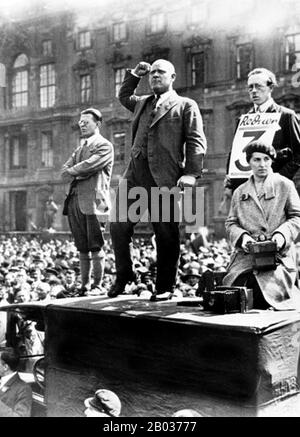 Ernst Thälmann (* 16. April 1886 in Weimar; † 18. August 1944) war während eines großen Teilen der Republik Weimar der Führer der Kommunistischen Partei Deutschlands (ZK). Er wurde 1933 von der Gestapo verhaftet und elf Jahre lang in Einzelhaft gehalten, bevor er 1944 auf Befehl Adolf Hitlers in Buchenwald erschossen wurde. Stockfoto