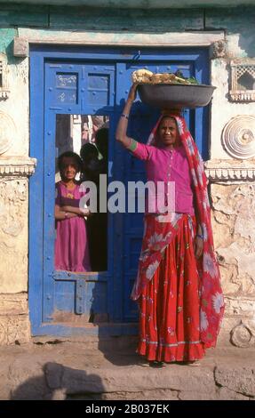 Kutch (oft Kachch geschrieben) ist der nordwestliche Teil des indischen Bundesstaats Gujarat, der vom Hauptteil des Staates durch das Arabische Meer und eine Ausdehnung der Salzwiesen geteilt wird. Im Norden liegt die pakistanische Provinz Sind. Der Name Kutch soll von den Kachelas abgeleitet sein, einer Unterkaste der Lohar- (Schmiede-) oder soni- (Goldschmiede-)Kasten. Stockfoto