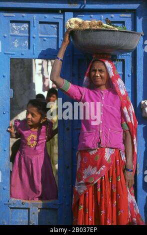 Kutch (oft Kachch geschrieben) ist der nordwestliche Teil des indischen Bundesstaats Gujarat, der vom Hauptteil des Staates durch das Arabische Meer und eine Ausdehnung der Salzwiesen geteilt wird. Im Norden liegt die pakistanische Provinz Sind. Der Name Kutch soll von den Kachelas abgeleitet sein, einer Unterkaste der Lohar- (Schmiede-) oder soni- (Goldschmiede-)Kasten. Stockfoto