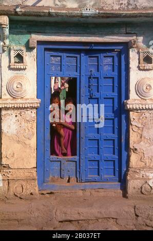 Kutch (oft Kachch geschrieben) ist der nordwestliche Teil des indischen Bundesstaats Gujarat, der vom Hauptteil des Staates durch das Arabische Meer und eine Ausdehnung der Salzwiesen geteilt wird. Im Norden liegt die pakistanische Provinz Sind. Der Name Kutch soll von den Kachelas abgeleitet sein, einer Unterkaste der Lohar- (Schmiede-) oder soni- (Goldschmiede-)Kasten. Stockfoto