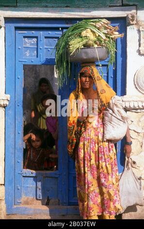 Kutch (oft Kachch geschrieben) ist der nordwestliche Teil des indischen Bundesstaats Gujarat, der vom Hauptteil des Staates durch das Arabische Meer und eine Ausdehnung der Salzwiesen geteilt wird. Im Norden liegt die pakistanische Provinz Sind. Der Name Kutch soll von den Kachelas abgeleitet sein, einer Unterkaste der Lohar- (Schmiede-) oder soni- (Goldschmiede-)Kasten. Stockfoto