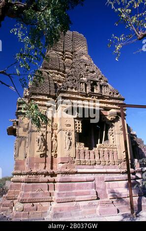 Das Shiv Mandir bei Kera wurde während der Herrschaft der Chaulukya-Dynastie (Solankis) im späteren Teil des 10. Jahrhunderts (9. Bis 11. Jahrhundert) erbaut und ist Shiva gewidmet. Der Tempel wurde während des Erdbebens von 1819 und des Bhuj-Erdbebens von 2001 schweren Erdbebenschäden ausgesetzt. Kutch (oft Kachch geschrieben) ist der nordwestliche Teil des indischen Bundesstaats Gujarat, der vom Hauptteil des Staates durch das Arabische Meer und eine Ausdehnung der Salzwiesen geteilt wird. Im Norden liegt die pakistanische Provinz Sind. Der Name Kutch soll von den Kachelas abgeleitet sein, einer Unterkaste der lohe Stockfoto