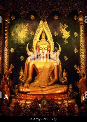 Wat Phra Sri Rattana Mahatat Woramahawihan (auch Wat Yai genannt) ist in ganz Thailand berühmt für seine Buddha-Statue, die als Phra Buddha Chinnarat bekannt ist, eine der am meisten verehrten Buddha-Bilder Thailands. Viele Thailänder halten den Phra Buddha Chinnarat für die schönste Buddha-Figur Thailands. Es zeigt Buddha in der Haltung der Überwindung von Mara, auch Geste der Unterwerdung von Mara genannt. Eine Steininschrift deutete an, dass die Figur vor über 700 Jahren während der späten Sukhothai-Ära geformt wurde. In anderen Tempeln werden mehrere treue Exemplare des Phra Buddha Chinnarat ausgestellt, Stockfoto