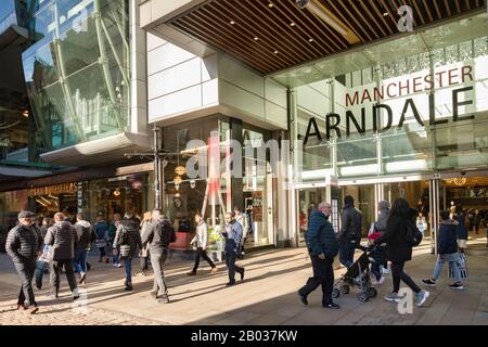 2. November 2019: Manchester, Großbritannien - Das Arndale Center, großes Einkaufszentrum im Stadtzentrum, Fußgänger, die bei Sonnenschein vorbeilaufen. Stockfoto