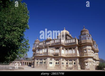 Der Palast Vijaya Vilas ist der einmalige Sommerpalast der Jadeja Rajas von Kutch. Der Palast wurde während der Regierungszeit von Maharao Shri Khengarji III., dem Maharao von Kutch, als Sommerressort für die Nutzung seines Sohnes und Erben des Königreichs, des Yuvraj Shri Vijayaraji, errichtet. Der Bau des Palastes begann 1920 und wurde 1929 abgeschlossen. Kutch (oft Kachch geschrieben) ist der nordwestliche Teil des indischen Bundesstaats Gujarat, der vom Hauptteil des Staates durch das Arabische Meer und eine Ausdehnung der Salzwiesen geteilt wird. Im Norden liegt die pakistanische Provinz Sind. Der Name Kutch soll deri sein Stockfoto