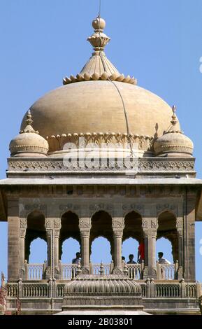 Der Palast Vijaya Vilas ist der einmalige Sommerpalast der Jadeja Rajas von Kutch. Der Palast wurde während der Regierungszeit von Maharao Shri Khengarji III., dem Maharao von Kutch, als Sommerressort für die Nutzung seines Sohnes und Erben des Königreichs, des Yuvraj Shri Vijayaraji, errichtet. Der Bau des Palastes begann 1920 und wurde 1929 abgeschlossen. Kutch (oft Kachch geschrieben) ist der nordwestliche Teil des indischen Bundesstaats Gujarat, der vom Hauptteil des Staates durch das Arabische Meer und eine Ausdehnung der Salzwiesen geteilt wird. Im Norden liegt die pakistanische Provinz Sind. Der Name Kutch soll deri sein Stockfoto