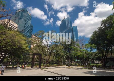 Metro Manila, Philippinen - Februar, 12. 2020: Ayala Triangle Gärten und Park in Makati, an einem sonnigen Tag Stockfoto