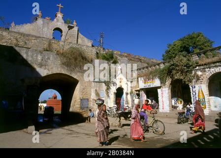 Die Stadt DIU war historisch Teil der Region Saurashtra in Gujarat und ein wichtiger Hafen an den Handelsrouten des Arabischen Meeres und des Indischen Ozeans. Im Jahr 1535 schloss Bahadur Shah, der Sultan von Gujarat, ein Verteidigungsbündnis mit den Portugiesen gegen den Mogulkaiser Humayun ab und erlaubte den Portugiesen, das Diu-Fort zu bauen und eine Garnisonen auf der Insel zu unterhalten. Das Bündnis entkam schnell, und die Versuche der Sultane, die Portugiesen von Diu zwischen 1537 und 1546 zu verdrängen, schlugen fehl. Bahadur Shah, nachdem er von seiner Großzügigkeit bereut hatte, versuchte Diu zurückzugewinnen, wurde aber von der besiegt und getötet Stockfoto