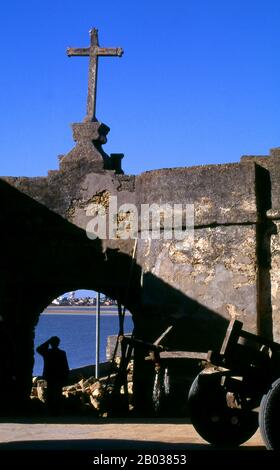 Die Stadt DIU war historisch Teil der Region Saurashtra in Gujarat und ein wichtiger Hafen an den Handelsrouten des Arabischen Meeres und des Indischen Ozeans. Im Jahr 1535 schloss Bahadur Shah, der Sultan von Gujarat, ein Verteidigungsbündnis mit den Portugiesen gegen den Mogulkaiser Humayun ab und erlaubte den Portugiesen, das Diu-Fort zu bauen und eine Garnisonen auf der Insel zu unterhalten. Das Bündnis entkam schnell, und die Versuche der Sultane, die Portugiesen von Diu zwischen 1537 und 1546 zu verdrängen, schlugen fehl. Bahadur Shah, nachdem er von seiner Großzügigkeit bereut hatte, versuchte Diu zurückzugewinnen, wurde aber von der besiegt und getötet Stockfoto