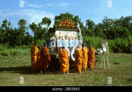 Thailändische Beerdigungen folgen normalerweise buddhistischen Begräbnissen, wobei die Praxis je nach Kultur der Region unterschiedlich ist. Auch Menschen bestimmter religiöser und ethnischer Gruppen haben ihre eigenen spezifischen Praktiken. Thailändisch-buddhistische Beerdigungen bestehen im Allgemeinen aus einer Badezeremonie kurz nach dem Tod, täglichem Schanzen durch buddhistische Mönch und einer Kremationsfeier. Die Kremation wird von den meisten Völkern im ganzen Land praktiziert, wobei die wichtigsten Ausnahmen ethnische Chinesen, Muslime und Christen sind. Stockfoto