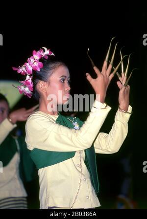 Fawn Leb (Fingernagel Dance) ist ein nordisch-thailändischer Tanzstil. Jede Tänzerin trägt 6 Zoll lange Messingfingernagel. Der Fingernagel aus Messing betont die Fingerbewegungen der Tänzer. Jede Tänzerin trägt eine Blumentiara. Stockfoto