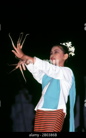 Fawn Leb (Fingernagel Dance) ist ein nordisch-thailändischer Tanzstil. Jede Tänzerin trägt 6 Zoll lange Messingfingernagel. Der Fingernagel aus Messing betont die Fingerbewegungen der Tänzer. Jede Tänzerin trägt eine Blumentiara. Stockfoto